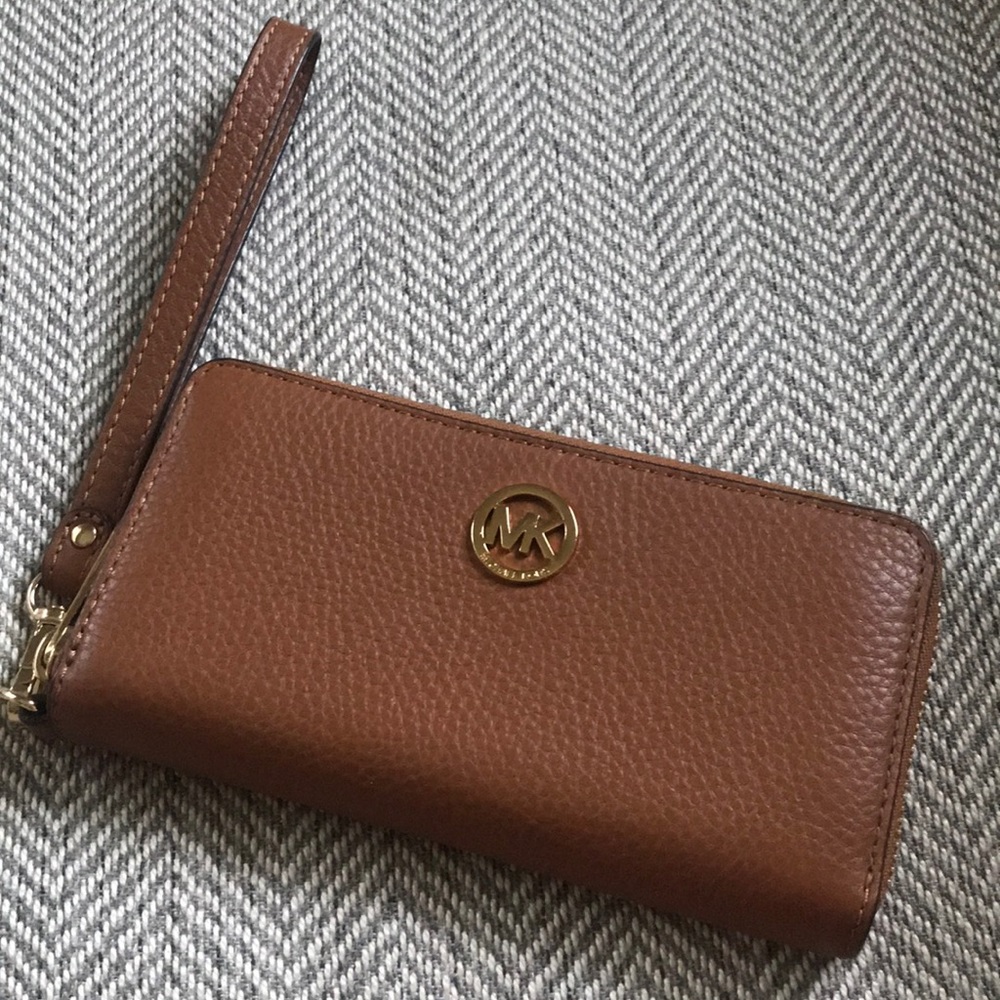 Michael Kors Fulton Lg Pebbled Wristlet